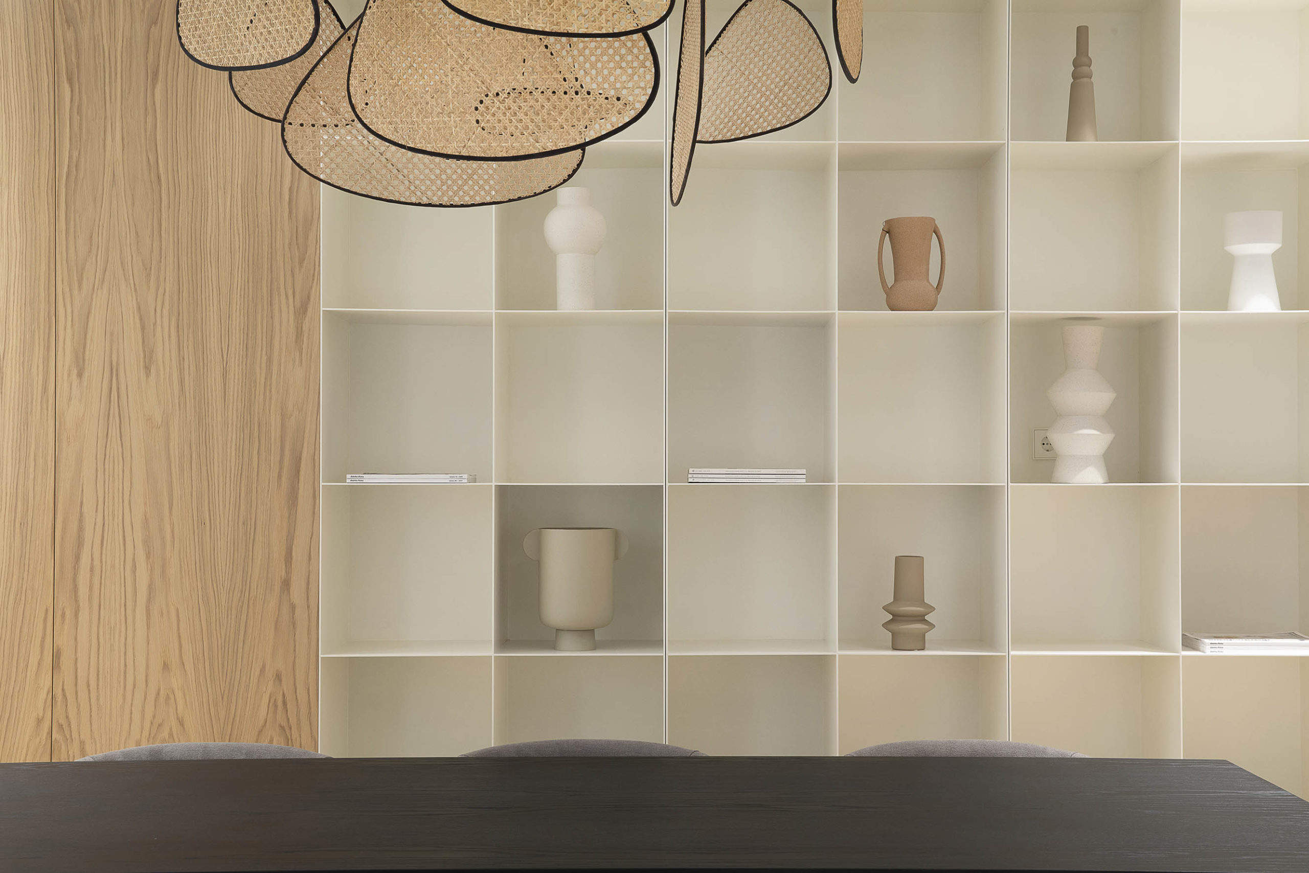 Combinar muebles y accesorios para crear un equilibrio estético y funcional